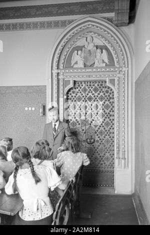 Ein 206 der Krupp-Schule in Berndorf, Deutsches Reich 30er Jahre. Besichtigung des Krupp-School in Berndorf, Deutschland 1930. Stockfoto