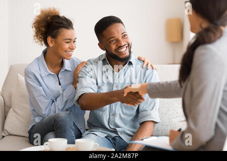 Junge afrikanische amerikanische Paar Händeschütteln mit der Ehe Ratgeber nach der Therapie Stockfoto