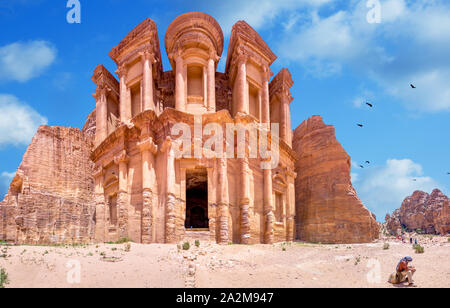 Riesige Tempel des Klosters in Sandstein an der alten Beduinen Stadt Petra, Jordanien Stockfoto