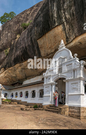 Sri Lanka's Cave Tempel, reich verzierte fünf Heiligtümern von 'Dambulla Fels und Höhle Tempel", die unter einem riesigen Felsvorsprung sitzen. Die Tempel c Stockfoto