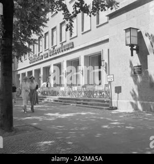 Original-Bildunterschrift: Neugestaltung der Berliner Industriebauten im Rahmen der Neugestaltung; Blick auf das Verwaltungsgebäude der Schultheiss Brauerei am Kaiserdamm, Deutschland 1940. Neugestaltung Berlin: Verwaltungsgebäude der Schultheiss Brauerei am Kaiserdamm Avenue, Deutschland 1940. Stockfoto