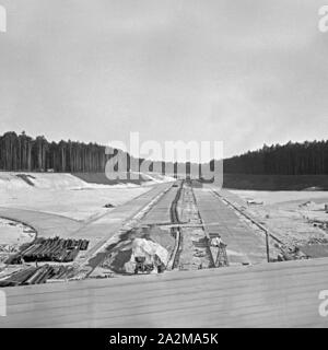 Original-Bildunterschrift: Neugestaltung Berlin - Blick in die Neubauten der Reichsautobahn an der Kreuzungsstelle Wannsee, Deutschland 1940. Neugestaltung Berlin - Blick auf die Neue reichsautobahn die Autobahn an der Ausfahrt Wannsee, Deutschland 1940. Stockfoto