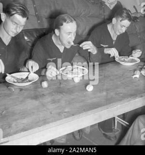 Original-Bildunterschrift: Dienst des Matrosen: Beim Mittagessen ein Bord eines Torpedobootes, Deutschland 1940er Jahre. Sailor's Pflicht: Mittagessen auf einem Torpedoboot, Deutschland 1940. Stockfoto