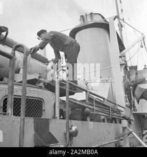 Original-Bildunterschrift: Dienst des Matrosen: technischer Arbeitsdienst ein Deck eines Torpedoboots, Deutschland 1940er Jahre. Technische Prüfung auf Deck eines Torpedoboot, Deutschland 1940. Stockfoto