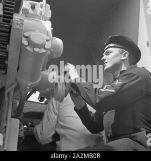 Original-Bildunterschrift: Dienst des Matrosen: Am Geschütz eines Torpedoboots, Deutschland 1940er Jahre. Sailor's Pflicht: Kalibrierung eine Kanone von einem Torpedoboot, Deutschland 1940. Stockfoto