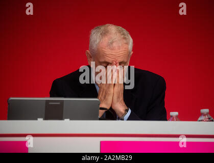 Der Führer, Jeremy Corbyn, gibt seine Rede auf dem Labour-Parteitag in Brighton. Der Slogan "Für die vielen, nicht der wenigen. Stockfoto