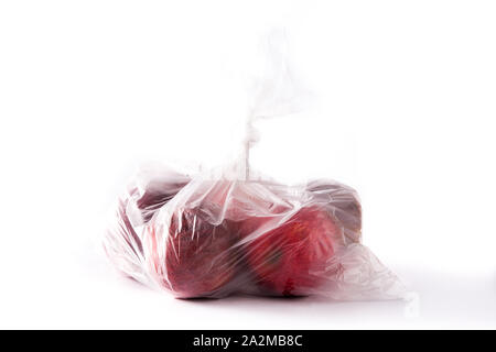 Rote Äpfel in Plastikbeutel verpackt auf weißem Hintergrund Stockfoto