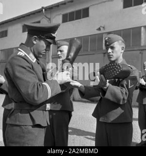 Stiefel Appell: "Der Spieß bei thunfischwadenfänger unbstechlichen Kontrolle, Deutschland 1940er Jahre. Boot Musterung: kissem (staff sergeant) an seiner gnadenlosen Control, Deutschland 1940. Stockfoto