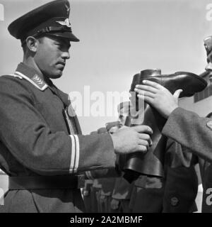 Stiefel Appell: "Der Spieß bei thunfischwadenfänger unbstechlichen Kontrolle, Deutschland 1940er Jahre. Boot Musterung: kissem (staff sergeant) an seiner gnadenlosen Control, Deutschland 1940. Stockfoto