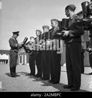 Stiefel Appell: "Der Spieß bei thunfischwadenfänger unbstechlichen Kontrolle, Deutschland 1940er Jahre. Boot Musterung: kissem (staff sergeant) an seiner gnadenlosen Control, Deutschland 1940. Stockfoto