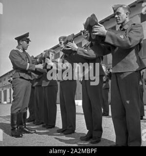 Stiefel Appell: "Der Spieß bei thunfischwadenfänger unbstechlichen Kontrolle, Deutschland 1940er Jahre. Boot Musterung: kissem (staff sergeant) an seiner gnadenlosen Control, Deutschland 1940. Stockfoto