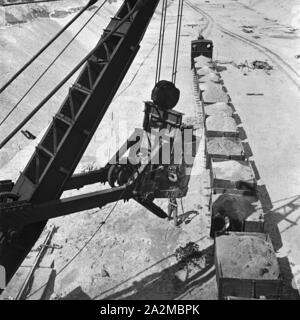 Original-Bildunterschrift: Reichsautobahnzubringer Berlin - Weiterbau der Strecke auch 5/6 des Krieges, Baustelle an der Reichsbahnunterführung Nikolassee, Deutschland 1940. Motorabzweig an der Reichsautobahn Autobahn - Kontinuierliche, Bau der Autobahn Zubringer obwohl der Krieg in Nikolassee, Deutschland 1940. Stockfoto