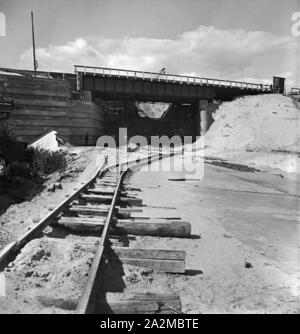 Original-Bildunterschrift: Reichsautobahnzubringer Berlin - Weiterbau der Strecke auch 5/6 des Krieges, Baustelle an der Reichsbahnunterführung Nikolassee, Deutschland 1940. Motorabzweig an der Reichsautobahn Autobahn - Kontinuierliche, Bau der Autobahn Zubringer obwohl der Krieg in Nikolassee, Deutschland 1940. Stockfoto