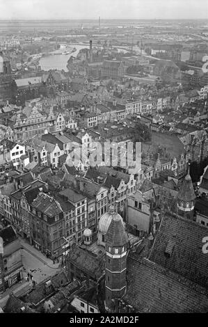 Blick vom Turm der Marienkirche in Danzig, Deutschland 1930er Jahre. Blick vom Glockenturm der St. Mary's Kirche der Stadt Danzig, Deutschland 1930. Stockfoto