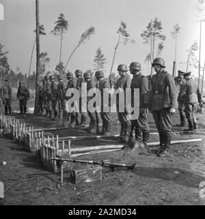 Original-Bildunterschrift: Pionier Stoßtrupp mit Aurüstung angetreten, Deutschland 1940er Jahre. Engineering Unit Musterung, Deutschland 1940. Stockfoto