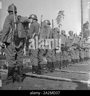 Original-Bildunterschrift: Pionier Stoßtrupp mit Sturmgepäck, Deutschland 1940er Jahre. Engineering Unit Musterung, Deutschland 1940. Stockfoto