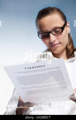 Geschäftsfrau Unterzeichnung Vertrag. Stockfoto