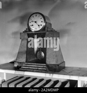 Reproduktion aus der Sammlung Erich Retzlaff: Uhr in einem Kaminsims, Deutschland 1930er Jahre. Reproduktion von der Erich Retzlaff Sammlung: cloc Stockfoto