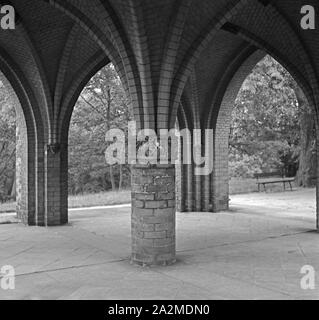 Reproduktion aus der Sammlung Edwin Redslob: ein altes Stadttor in Berlin, Deutschland, 1930er Jahre. Reproduktion von Edwin Redslob Sammlung: Eine alte Berlin City Gate, Deutschland 1930. Stockfoto