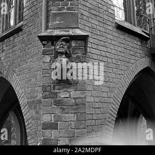 Reproduktion aus der Sammlung Edwin Redslob: zierfigur ein einem Stadttor in Berlin, Deutschland, 1930er Jahre. Reproduktion von Edwin Redslob Sammlung: gargoyle an einem alten Berlin City Gate, Deutschland 1930. Stockfoto