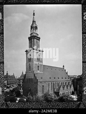 Reproduktion aus der Sammlung Edwin Redslob: die St. Marienkirche an der Karl-Liebknecht-Straße in Berlin, Deutschland, 1930er Jahre. Reproduktion von Edwin Redslob Sammlung: St. Mary's Church in Berlin, 18. Jahrhundert, Deutschland 1930. Stockfoto