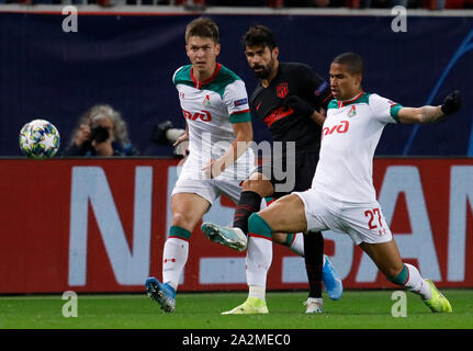 Moskau, Russland - 01. Oktober: Diego Costa von Atletico Madrid mias Für den Ball mit Rifat Zhemaletdinov (L) und Murilo Cerqueira von Lokomotiv Moskva während der UEFA Champions League Gruppe D Match zwischen Lokomotiv Moskva und Atletico Madrid an RZD Arena am 1. Oktober 2019 in Moskau, Russland. (Foto von MB Media) Stockfoto