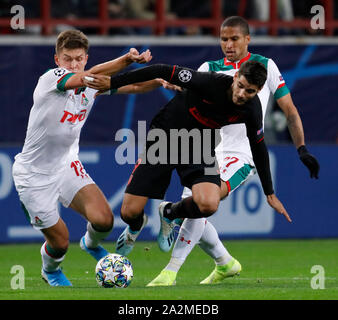 Moskau, Russland - 01. Oktober: Alvaro Morata (C) von Atletico Madrid mias Für den Ball mit Rifat Zhemaletdinov (L) und Murilo Cerqueira von Lokomotiv Moskva während der UEFA Champions League Gruppe D Match zwischen Lokomotiv Moskva und Atletico Madrid an RZD Arena am 1. Oktober 2019 in Moskau, Russland. (Foto von MB Media) Stockfoto