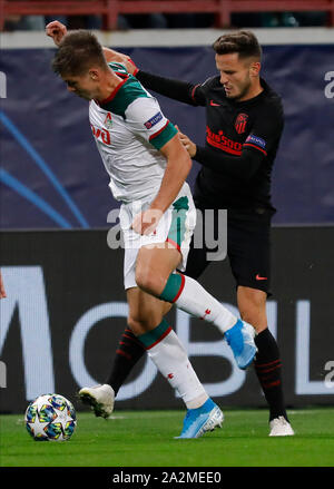 Moskau, Russland - 01. Oktober: Rifat Zhemaletdinov (L) des Lokomotiv Moskva und Saul von Atletico Madrid wetteifern um die Kugel während der UEFA Champions League Gruppe D Match zwischen Lokomotiv Moskva und Atletico Madrid an RZD Arena am 1. Oktober 2019 in Moskau, Russland. (Foto von MB Media) Stockfoto