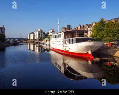 Alte Dampf schiff Ocean Mist ein ehemaliger Restautant unter convesrion zu einem schwimmenden Hotel auf dem Wasser von Leith Edinburgh Schottland Stockfoto