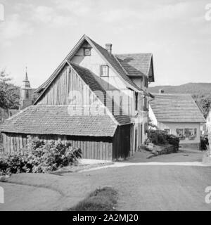 Fachwerkhaus im Ortskern einer Kleinstadt, Deutschland 1930er Jahre. Fachwerkhaus im Zentrum der kleinen Stadt, Deutschland 1930. Stockfoto