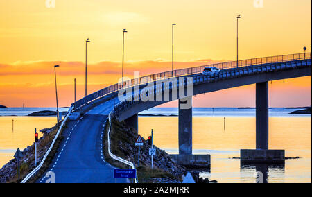 Sonnenuntergang an der Brücke zur Insel, sommaroy kvaloya, Troms, Tromso, Norwegen Stockfoto