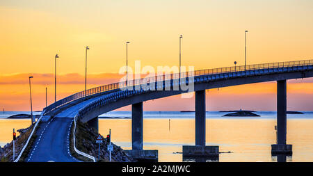 Sonnenuntergang an der Brücke zur Insel, sommaroy kvaloya, Troms, Tromso, Norwegen Stockfoto