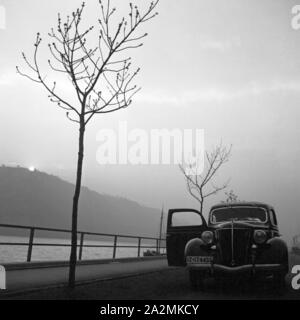 Mit dem Ford V8 unterwegs am Rhein, Deutschland 1930er Jahre. Mit der Ford V8 am Rhein, Deutschland 1930. Stockfoto