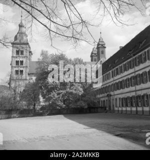 Blick auf die Pfarrkirche St. Gangolf in Amorbach im Odenwald, Deutschland 1930er Jahre. Blick auf St. Gangolf Kirche in Amorbach im Odenwald, Deutschland 1930. Stockfoto