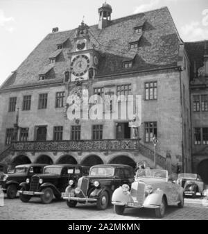 Autos parken vor dem alten Rathaus in Heidelberg, Deutschland 1930er Jahre. Autos parken vor dem alten Rathaus Heidelberg, Deutschland 1930. Stockfoto