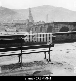 Blick vom jenseitigen Ufer des Neckar in die alte Brücke und die Heiliggeistkirche in Heidelberg, Deutschland 1930er Jahre. Ansicht vom gegenüberliegenden Ufer des Neckars an der Alten Brücke und der Heiliggeistkirche in Heidelberg, Deutschland 1930. Stockfoto