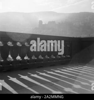 Blick im Dunst in das Schloss in Heidelberg, Deutschland 1930er Jahre. Misty Blick auf das Heidelberger Schloss, Deutschland 1930. Stockfoto