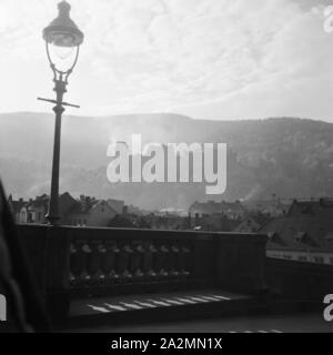 Blick im Dunst in das alte Schloss in Heidelberg, Deutschland 1930er Jahre. Misty Blick auf das Heidelberger Schloss, Deutschland 1930. Stockfoto