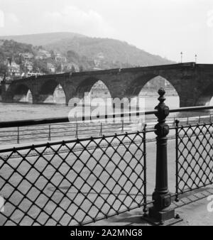 Blick auf die Alte Brücke über den Neckar in Heidelberg, Deutschland 1930er Jahre. Blick auf die Alte Brücke über den Neckar bei Heidelberg, Deutschland 1930. Stockfoto