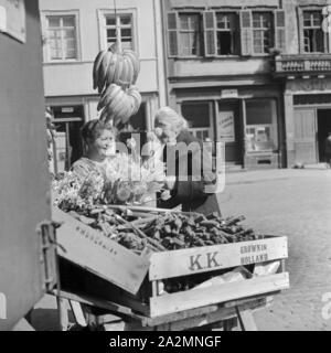 Zwei Frauen auf dem Markt, Deutschland, 1930er Jahre. Zwei Frauen auf dem Markt, Deutschland 1930. Stockfoto