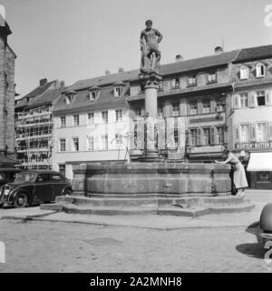 Brunnen hinter der Heiliggeistkirche in Heidelberg, Deutschland 1930er Jahre. Brunnen hinter der Kirche Heiliggeistkirche in Heidelberg, Deutschland 1930. Stockfoto