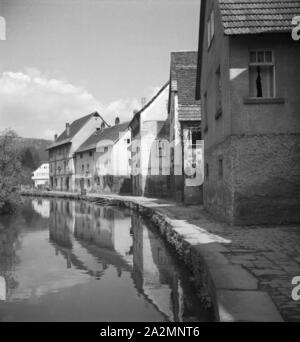 Häuser am Wasser in Amorbach im Odenwald, Deutschland 1930er Jahre. Häuser, die das Wasser bei Amorbach im Odenwald, Deutschland 1930. Stockfoto