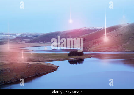 UFO-Konzept. Leuchtende Kugeln, schweben über ein düsteres, Moody Berg- und Vorratsbehälter Landschaft. Auf einem Winter Abend. Stockfoto