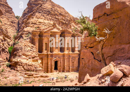 Riesige Tempel des Klosters in Sandstein an der alten Beduinen Stadt Petra, Jordanien Stockfoto