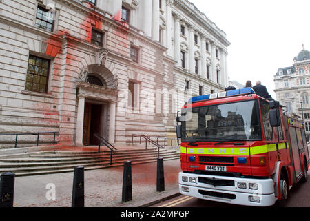 London, Großbritannien. 3. Oktober 2019. Aussterben Rebellion Aktivisten der Fire Engine Spray zu 1.800 Liter Fake Blood über der Vorderseite des Treasury in LondonThe protest Highlights die Inkonsistenz zwischen dem Drängen der britischen Regierung, dass das Vereinigte Königreich ist weltweit führend bei der Bekämpfung des Klimawandels Zusammenbruch, und die beträchtliche Summen in die Exploration fossiler Brennstoffe und CO2-intensive Projekte gießt. Kredit Gareth Morris/Alamy leben Nachrichten Stockfoto