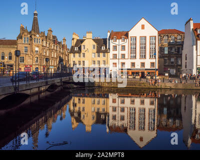 Alte Gebäude entlang der Küste spiegelt sich im Wasser des Leith an einem Sommerabend Leith Edinburgh Schottland Stockfoto