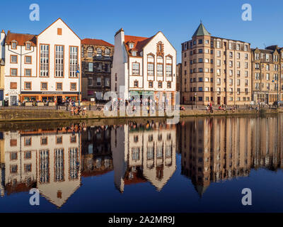 Alte Gebäude entlang der Küste spiegelt sich im Wasser des Leith an einem Sommerabend Leith Edinburgh Schottland Stockfoto