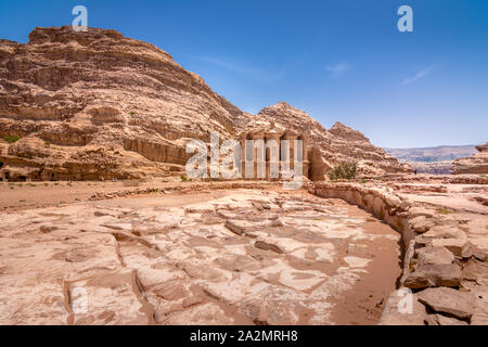 Riesige Tempel des Klosters in Sandstein an der alten Beduinen Stadt Petra, Jordanien Stockfoto