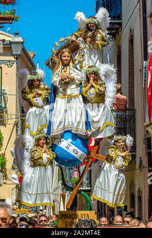 Italien Molise - Isernia - Figurants Orten und in 12 Holz- maschinen Parade in der Prozession der Mysterien des Campobasso, Italien festgesetzt, anlässlich der Corpus Domini religiöser Feiertag Stockfoto