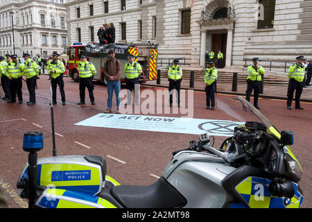 London, Großbritannien. 3. Oktober 2019. Aussterben Rebellion Aktivisten der Fire Engine Spray zu 1.800 Liter Fake Blood über der Vorderseite des Treasury in LondonThe protest Highlights die Inkonsistenz zwischen dem Drängen der britischen Regierung, dass das Vereinigte Königreich ist weltweit führend bei der Bekämpfung des Klimawandels Zusammenbruch, und die beträchtliche Summen in die Exploration fossiler Brennstoffe und CO2-intensive Projekte gießt. Kredit Gareth Morris/Alamy leben Nachrichten Stockfoto